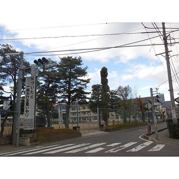 画像28:小学校「長野市立古里小学校まで882ｍ」