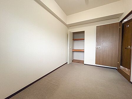 収納付きで使い勝手の良い洋室!シンプルでレイアウトしやすい快適空間です。