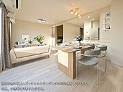 実際のお住まいをイメージした家具を置いてみました。広々としたリビングを是非一度ご確認下さいませ。