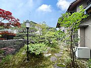 建物北側のお庭。和風に造られています♪