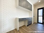 【キッチン】背面収納あり。カウンタースペースが広く、コンセントを配置しているため作業しやすくなっています。