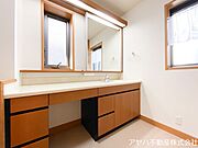 【1階洗面】ワイドタイプ、鏡はスライド式の収納付きです。