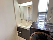 シャンプードレッサー付きの独立洗面台です。
