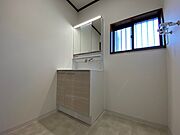 洗面化粧台はTOTO製でタッチレス照明タイプです
