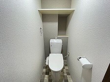 白色の清潔感のあるトイレ
