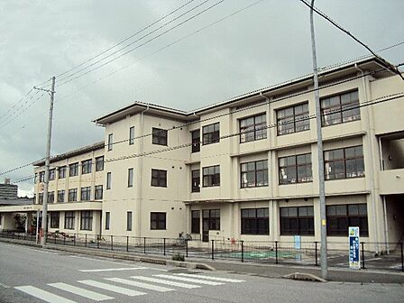 彦根市立佐和山小学校(1400m)