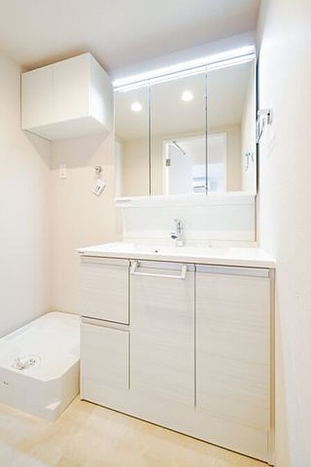 収納力のある化粧台で、朝の身支度もスムーズに!