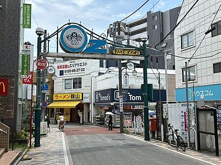 元住吉駅東口から続く「モトスミ・オズ通り商店街」。飲食店やスーパー、ドラッグストアなど多彩な店舗が並び、日々の買い物に便利。駅からの帰り道に立ち寄りやすく、暮らしを身近で支えてくれる活気ある商店街で…