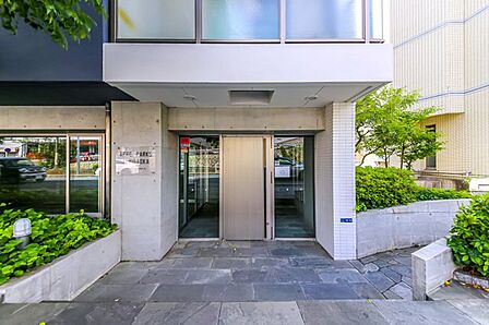 重厚感のある外壁タイル貼りのマンション