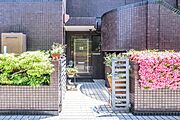 重厚感のある外壁タイル貼りのマンションです。
