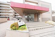 ゆとりあるアプローチとスロープを備えたエントランス。住まう方への配慮が感じられます。