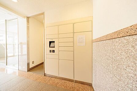 不在時にも荷物が受け取れる宅配BOX付。荷物の受け取りが多い方に便利な設備です。