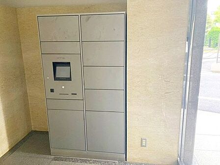 不在時にも荷物が受け取れる宅配BOX付。荷物の受け取りが多い方に便利な設備です。