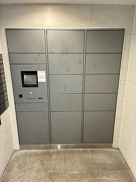 不在時にも荷物が受け取れる宅配ボックス付き