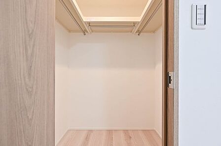 各部屋にクローゼット有り。ご家族それぞれの荷物の収納に便利です。