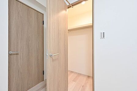 広々ウォークインクローゼットのある住まいでは収納上手な生活を送れそうですね。