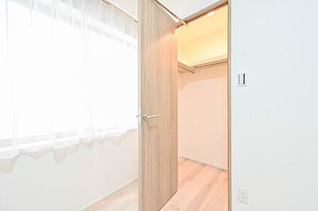 季節物の衣類もスッキリ収納できるウォークインクローゼット付です。