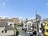 その他：街並みの先に広がる青空を望む眺望。視線の先まで空が広がり、日々の暮らしに心地よい明るさと伸びやかさをもたらします。