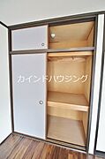 押入