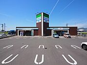 ファミリーマート積文館書店三日月店(194m)