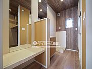 洗面台の隣に化粧台を設けました。女性には嬉しい！！