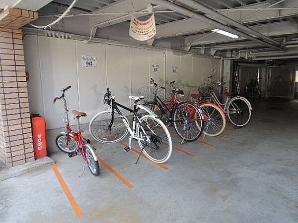 画像13:駐輪場は近くのマンション下にとめて頂けます。（自転車・原付・中型バイクのいずれか1台のみ）