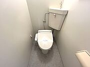 温水洗浄便座付の快適なトイレです。