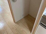 キッチン横に冷蔵庫置き場があります