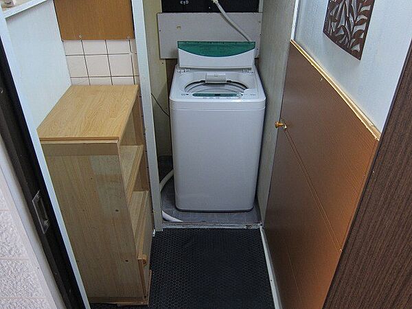 画像3:洗濯機は共有廊下はさんで向いになります。