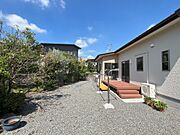 約8.5平米(約5.2帖)のウッドデッキ、前面に建物が無いため、陽あたり・眺望が良好です