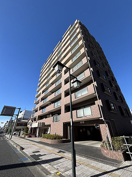 重厚感溢れる外観、ロータリーパレスアリーラ春日部