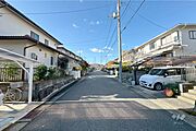 物件の北東側前面道路（南東側から）［2025年11月30日撮影］