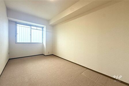 【洋室】5.3帖あるこのお部屋は、寝室としても子供部屋としても、十分な広さです。