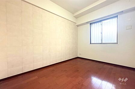 【洋室】約5.7帖あるお部屋。子どもたちが成長してものびのびお部屋で過ごすことができます。