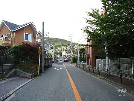 敷地西側の前面道路は二車線のバス通りです。