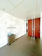 マンションの顔になる重厚感あるエントランス。