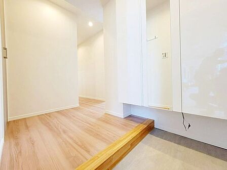 玄関からリビングに繋がる廊下。嬉しい人感センサー付ですので、両手がふさがっている時にも便利ですね。