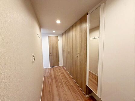 玄関からリビングに繋がる廊下。大容量の収納があります。