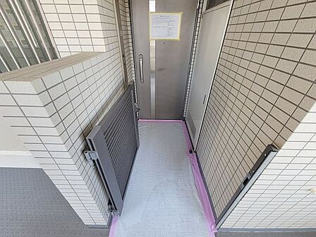 ポーチ付きのお部屋になります。門扉があるため、戸建て感覚でお住まいになれます。