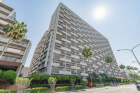 外壁タイル貼り。上品な佇まいのマンションです。