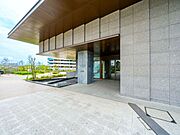 マンションの顔になる重厚感あるエントランス。