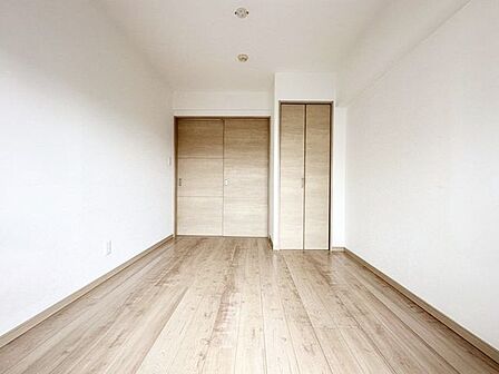 【洋室(3)(約5.6帖)】クローゼットの付いたお部屋です。