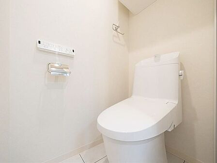 トイレは温水洗浄便座付です。トイレの上部には収納付。トイレットペーパー等、買い置きもしやすそうです。