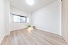 洋室：洋室（2）（6帖）クローゼットを備えた収納力のあるお部屋です。※室内の家具・小物等は販売価格に含みません。