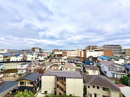 最上階のため眺望良好です。晴れた日には青空が広がります。