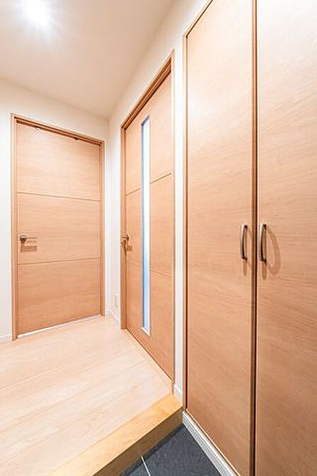 【玄関～廊下】廊下部分が少ない分、居住スペースをより多く確保しやすい間取りです。※CG加工による清掃・補修後のイメージです。現況には傷・汚れがあり、補修等には別途費用がかかります。