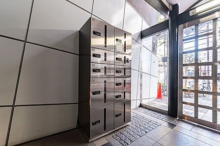 【宅配ボックス】24時間荷物の受取可能な宅配ボックス。不在時の荷物の受取に便利です。