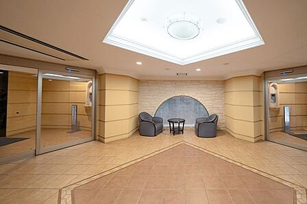 【エントランスホール】ラウンジではちょっとした来客対応や打ち合わせなどが可能です。