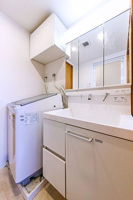 【洗面化粧台】3面鏡、シャワー水栓、スライド収納と使いやすい洗面化粧台です。