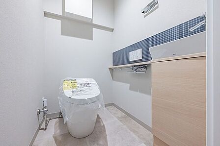 手洗い場・収納スペース付き。タンクレストイレで見た目もスッキリ!お掃除もしやすそうですね。
